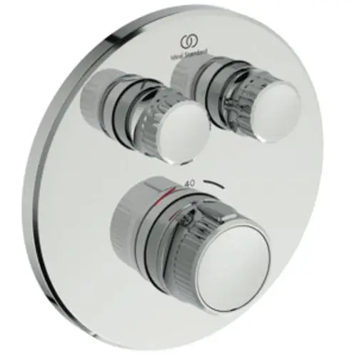 Brausethermostat mit drei Bedienelementen in Chromoptik, montiert auf einer runden Wandplatte, Marke Ideal Standard.